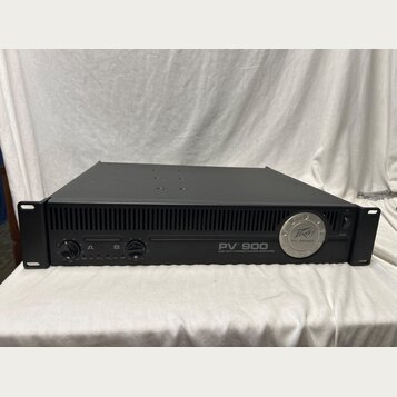 Černý rackový výkonový zesilovač s nápisem PV 900 a pod ním textem 500 WATT STEREO POWER AMPLIFIER. Na pravé straně je kulaté logo Peavey a nápis PV…