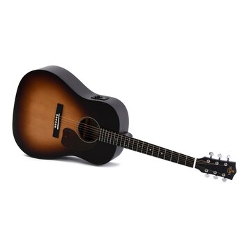 Akustická kytara s tělem v barvě sunburst (přechod od žluté k černé). Na hlavě je bílý nápis SIGMA a pod ním menší text MADE IN KOREA. Nástroj má tma…
