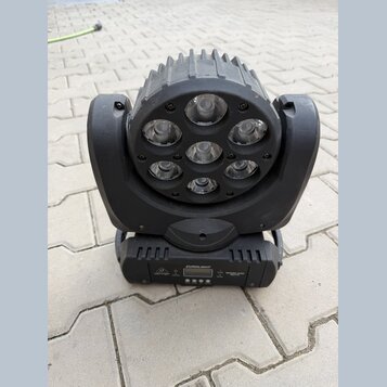 Černý LED reflektor s pohyblou hlavou a chladicími žebry v horní části. Na zadním panelu je vidět nápis EUROLIGHT a logo s textem behringer. Vedle di…