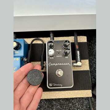 Černý efekt pedál s nápisem Compressor a logem Rumblefish. Na horní straně jsou dva otočné knofíky s popisky BLEND a TONE, přepínač SINGLE COIL / HUM…