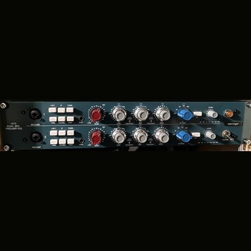 Tmavý rackový přístroj s nápisem 1273 DUAL MIC PREAMP/EQ a logem behringer. Zařízení obsahuje dva identické kanály s červenými knoflíky GAIN, modrými…