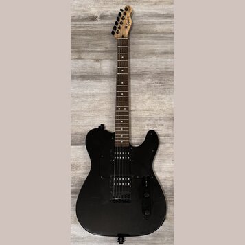 Černá elektrická kytara s tmavým hnedým hmatníkem a světlou dřevěnou hlavou. Na hlavě je viditelné logo Squier. Kytara má dva humbuckery, černý pickg…