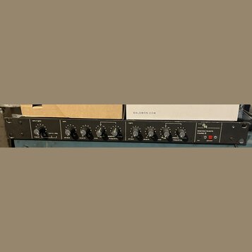 Černý rackový efekt s nápisem stereo reverb model II a logem DR. Přední panel obsahuje deset otočných ovladačů s popisky input, direct, reverb, mid a…