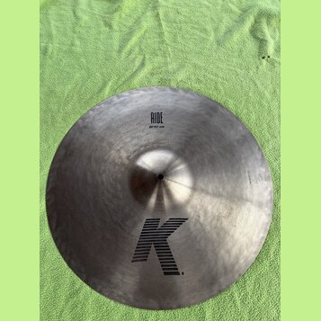 Kovový činel typu ride s matným, broušeným povrchem. Na povrchu jsou černé nápisy RIDE a 20"/51 cm oraz velké stylizované logo K. Činel vykazuje mírn…