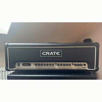 Černý kytarový zesilovač s bílým rámečkem a velkým logem CRATE uprostřed. Na ovládacím panelu jsou nápisy CRATE, FLEXWAVE 120W a řada ovládacích prvk…