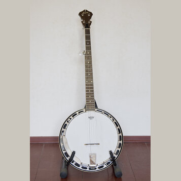Banjo s bílou membránou a kovovým rímcem, umístěné na černém stojanu. Na hlavě hředu je zlatý nápis „Epiphone“. Uprostřed membrány je viditelné logo…