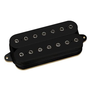 Dva černé humbuckery s kovovými póly. Nástroje jsou umístěny vedle sebe na zlatavém základovém rámečku. Na povrchu nejsou viditelné žádné značky ani…