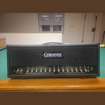 Kytarový zesilovač v černé barvě s černou síťovkou. Na přední straně je logo CERIATONE AMPLIFICATION a nápis CERIATONE KING KONG. Ovládací panel obsa…