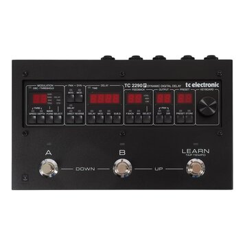 Černý digitální delay TC 2290 DYNAMIC DIGITAL DELAY od značky tc electronic. Zařízení má několik červených LED displejů, řadu tlačítek pro ovládání p…
