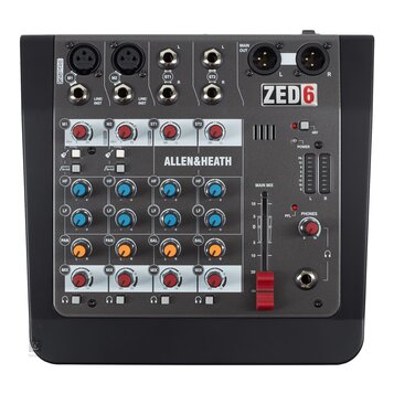 Kompaktní míchací pult v černé barvě s šedým předním panelem. Na přístroji je vidět nápis ZED6 a značka ALLEN&HEATH. Panel obsahuje čtyři vstupní kan…