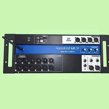 Černý rackový systém s modrým panelem uprostřed. Na horním panelu je nápis AFS2 a čtyři AUX OUTPUTS, vlevo konektory MIDI, PLAY, REC a USB s nápisem…