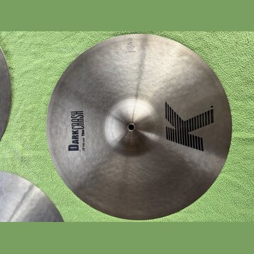 Kovový činel v tmavém, matném provedení s viditelným broušením. Na povrchu je černý nápis DARKCRASH a pod ním text 18"/45 cm Thin Crash, v pravé část…