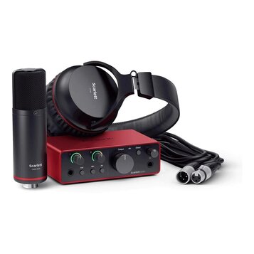 Sada obsahuje červený zvukový interface Focusrite Scarlett Solo, černé uzavřené sluchátka s nápisem Scarlett a černý kondenzátorový mikrofon s nápisy…