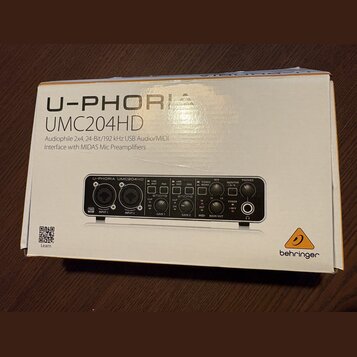 Krabice s audio rozhraním, na které je nápis U-PHORIA UMC204HD a text Audiophile 2x4, 24-Bit/192 kHz USB Audio/MIDI Interface with MIDAS Mic Preampli…