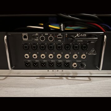 Digitální mixážní pult v černém provedení s nápisy X AIR a XR16 oraz logem behringer. Zařízení obsahuje řadu vstupních konektorů, MIDI vstupy a výstu…