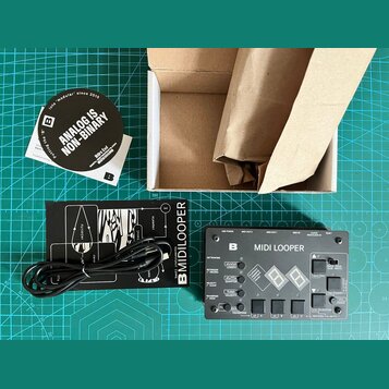 Na fotografii je černý MIDI looper s bílým nápisem B MIDI LOOPER a logem B. Zařízení obsahuje několik tlačítek, dva displeje a ovládací prvky s popis…