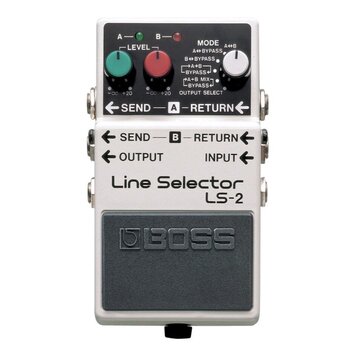 Kytarový pedál značky BOSS, model Line Selector LS-2. Zařízení má stříbrné kovové šasi s černým vypínacím pedálem, na kterém je vyražené logo BOSS. N…