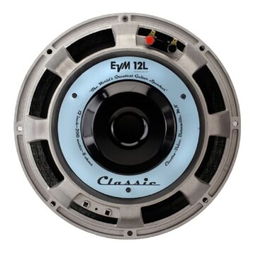 Kytarový reproduktor s kovovým šedým rámem a světle modrým papírkem. Na papírku jsou nápisy „EVM 12L“, „The World's Greatest Guitar Speaker“, „Classi…