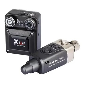 Sada bezdrátového systému pro in-ear monitoring v černé barvě. Na levém zařízení je nápis Xvive U4 RECEIVER a dvě otočné kontrolní kolečka. Pravé zař…