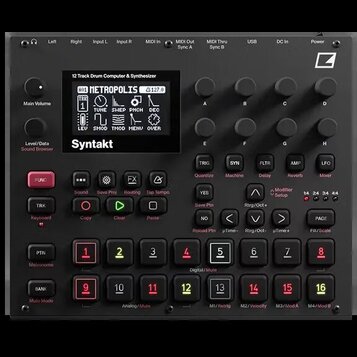 Černý digitální sekvencer a syntetizátor s nápisem Syntakt. Zařízení má displej, na kterém je vidět text 12 Track Drum Computer & Synthesizer a název…