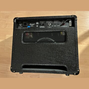 Zadní strana černého kytarového komba s texturovaným povrchem. V horní části je ovládací panel s logem Marshall a nápisy FX LOOP, RETURN, SEND, FOOT…