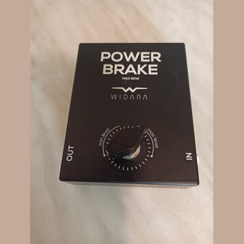 Černý obdélníkový kytarový pedál s nápisy POWER BRAKE, MAX 60W a logem WIDARA. Uprostřed se nachází černý otočný knoflík s označením min level a max…