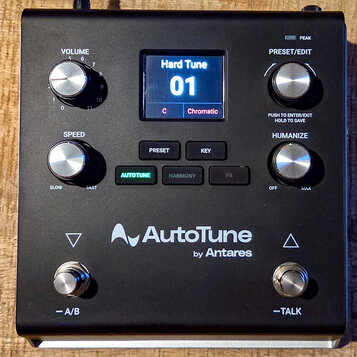 Černý efektový pedál s nápisem AutoTune by Antares. Zařízení má čtyři kovové otočné knoflíky s popisky VOLUME, SPEED, PRESET/EDIT a HUMANIZE, dva pře…