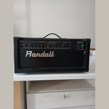 Černý kytarový zesilovač s bílým nápisem Randall na přední straně. V horní části je ovládací panel s modely a nápisy OVERDRIVE CHANNEL, CLEAN CHANNEL…