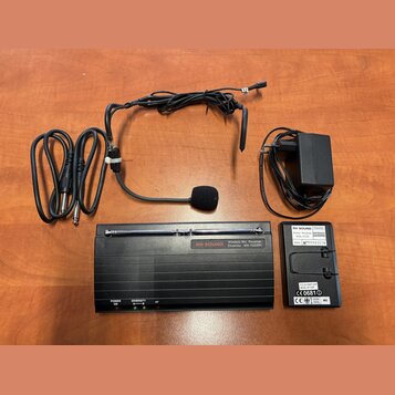Sada bezdrátového mikrofonu v černé barvě. Obsahuje přijímač s nápisem RH SOUND a Wireless MIC Receiver, vysílač s nápisy RH SOUND, Model: UHF a S/N:…