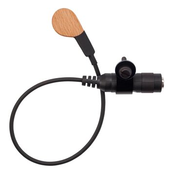 Černý kabel s připojeným mikrofonem pro akustické nástroje. Koncovka je vybavena dřevěným úchopem ve tvaru kapky a černým bajonetovým konektorem s kn…