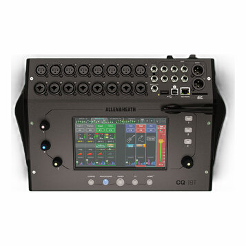 Digitální mixovací pult Allen&Heath model CQ-18T v černé barvě. Horní panel obsahuje 16 kombinovaných vstupů, vstupy ST IN, výstupy OUT a MAIN, USB p…