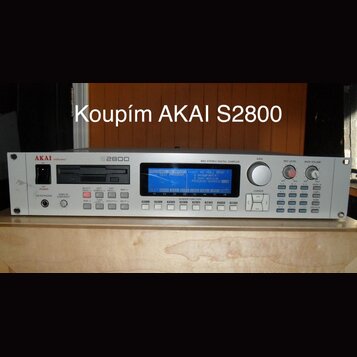 Stříbrný rackový MIDI stereo digitální sampler s nápisy AKAI professional a S2800. Zařízení má modrý LCD displej, několik řad tlačítek a tři otočné o…
