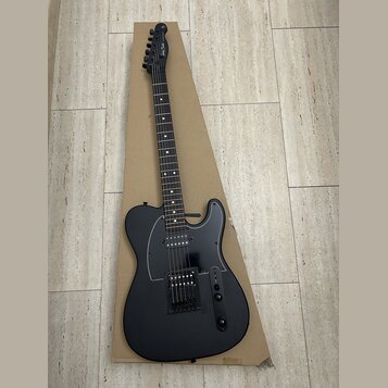 Černá elektrická kytara s matným povrchem těla a lesklým pickguardem. Na hlavě hředu je viditelný nápis Andy Fletcher. Nástroj má dva humbuckery a dv…