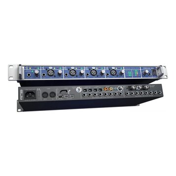 Dvě fotografie rackového audio rozhraní značky RME model Fireface 800. Přední panel je modrý s ovládacími prvky, v nichž jsou vidět nápisy RME a Fire…