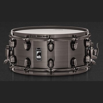 Kovový snare drum v šedém, broušeném provedení s chromovaným obručím a ladicími šrouby. Na korpusu je umístěno černé logo s bílým nápisem BLACK PANTH…