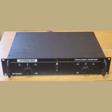 Černý rackový koncový zesilovač s nápisy CF1000 BM a PROFESSIONAL POWER AMP. Na předním panelu jsou umístěny ovládací prvky pro kanály CH1 a CH2, vyp…