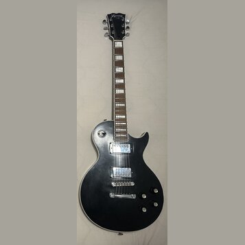 Černá elektrická kytara typu Les Paul s bílým lemováním korpusu. Na hlavě je viditelné logo Ligmand. Nástroj má dva humbuckery, čtyři ovládací knoflí…