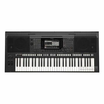 Černý digitální klavír s bílými a černými klávesami. Na horní části je nápis YAMAHA a model PSR-S770, uprostřed se nachází displej s ovládacími tlačí…