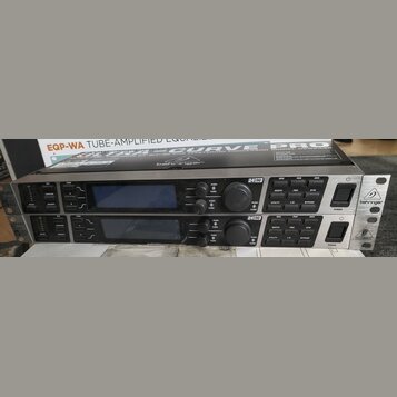 Dvě identické rackové jednotky značky behringer s nápisem ULTRA-CURVE PRO a označením modelu DC2496. Každé zařízení má centrální displej, několik tla…
