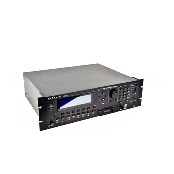 Černý rackový syntetizátor s nápisem KURZWEIL K2500R. V horní části je text V.A.S.T. Variable Architecture Synthesis Technology. Přístroj disponuje L…