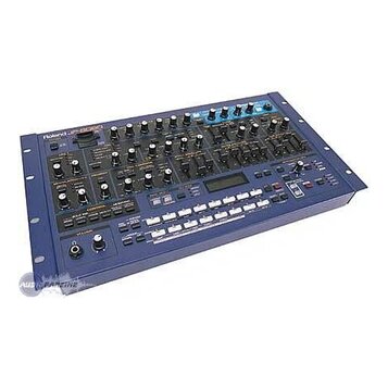 Modrý rackový syntetizátor s nápisem Roland JP-8000. Přední panel obsahuje numerousto potenciometrů, posuvníků a tlačítek, vpravo je umístěn malý dis…