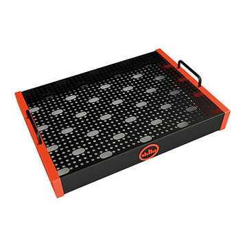 Černý obdélníkový pedalboard s oranžovými bočními hranami a dvěma rukojemi. Horní plocha je perforovaná s pravidelným vzorem otvorů a oválů. Na předn…