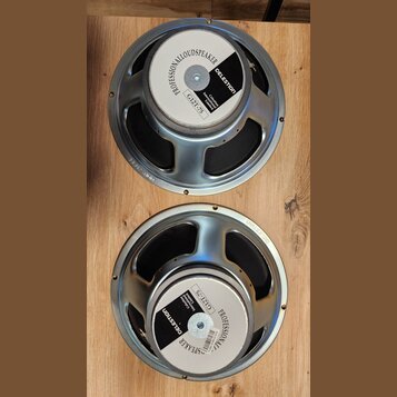 Dvě reproduktory s kovovým rámem a černou membránou. Na bílých štítcích je uveden nápis PROFESSIONAL LOUDSPEAKER, značka CELESTION a model G12T-75. N…