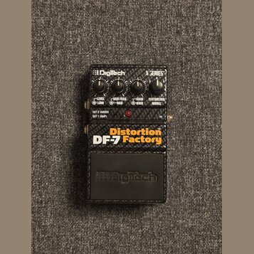 Kytarový efekt pedál značky Digitech z řady X SERIES. Na čelní straně je oranžový nápis Distortion DF-7 Factory a čtyři ovládací knofíky s popisky LE…