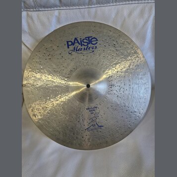 Kovový činel s kmitavým, kladivkovaným povrchem. Na povrchu je modrý nápis PAiste Masters a dále text MELLOW RIDE 20" doprovázený nápisem BlueBird a…