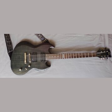 Tmavě hnědá elektrická kytara s výraznou sletovanou strukturou dřeva na těle. Na hlavě je viditelné logo Ltd. Kytara má dva humbuckery, most s tajnou…