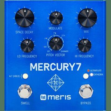 Modrý efekt pedál s nápisem MERCURY7 a logem meris. Obsahuje pět černých otočných potenciometrů s popisky SPACE DECAY, MODULATE, MIX, LO FREQUENCY a…