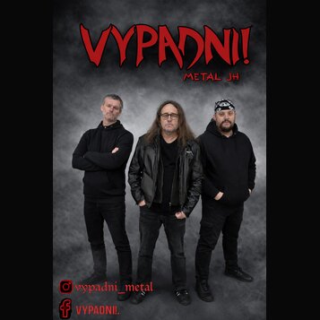 Fotografie zobrazuje tři muže v černém oblečení na šedém, mračeném pozadí. V horní části je červený nápis VYPADNI! a pod ním text METAL JH. V dolní č…