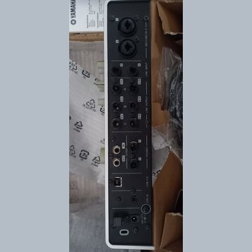 Zadní strana bílého audio rozhraní s různými konektory. Jsou zde nápisy MIC/LINE/HI-Z, LINE INPUT, LINE OUTPUT, PHONES, S/PDIF, USB 2.0 a 2TR IN. V h…