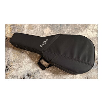 Černý polstrovatý pouzdro (gig bag) na kytaru s rukojetí. Na přední straně je bílý nápis Harley Benton. Povrch materiálu vypadá čistě a v dobrém stav…